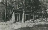 Exteriör. Område Lugnet. Avträde tillhörande Skogshem byggd år 1909. Rivet.