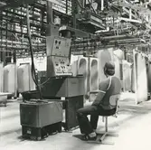 Interiör. Badkarsfabriken.
Personer: okänd