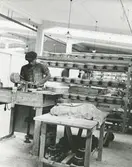 Interiörbild, Hushållsporslinsfabriken.
Personer: Fabriksarbetare.