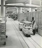 Interiörbild, Sanitetsporslinsfabriken. Wc-stolar som ska glasyrbrännas/ eller har glasyrbränts.
Personer: Fabriksarbetare.