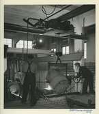 Interiörbld.Tillverkning av centrifugalrör. Centrifugalrörsfabriken i Oxelösund, 1947.
Personer: Fabriksarbetare.