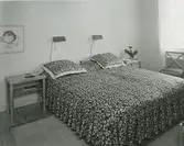 Interiörbild, sovrum. Sannolikt Grindstugärde från utställningen Så ska vi haÂ´t  med fyra möblerade lägenheter arrangerad av arkitekt Olof Thunström och Svenska Slöjdföreningen.