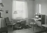 Interiörbild, vardagsrum. Sannolikt Grindstugärde från utställningen Så ska vi haÂ´t  med fyra möblerade lägenheter arrangerad av arkitekt Olof Thunström och Svenska Slöjdföreningen.