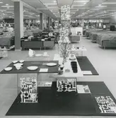 Interiörbild.  Utställning av hushållsporslin och prydnadsföremål från Gustavsbergs Fabriker i Köpenhamn. Okänd plats.