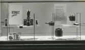 Skyltning eller monter med konstgods.och eldfast gods,Terma, i design av Stig Lindberg. Okänd lokal.