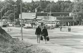 Exteriörbild. Vid Gustavsbergs centrum. Domus och busshållplats.
Personer: okända