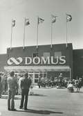 Exteriörbild.Musikunderhållning av orkester i samband med invigning 24 april 1964 av det nybyggda Domus, Gustavsbergs centrum.
Personer: okända