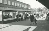 Exteriörbild. Lotteristånd utanför Domus, Gustavsbergs centrum.
Personer: okända