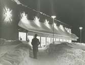Exteriörbild, vintertid. Domus i kvällsljus, Gustavsbergs centrum.
Personer: okänd