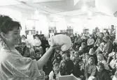 Interiörbild. Runda huset. Barnteater på bibliotekets barnavdelning. Sportlov 1991.
Personer: Helena från Gustavsbergs zoo håller i kaninen, övriga okända
