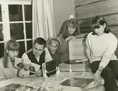 Interiörbild. Ungdomsverksamhet, musikkväll med grammofonskivor på missionsförbundets SMU-gård, Skärgårdsvägen 14.<br>
Personer: Lars Hillberg med  ungdomarna Sylvia Wallin, Mailis Sillanpää (numera Svensson), Kerstin Engvall och Yvonne Jacobsson