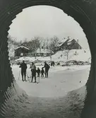 Exteriör, Vinter vid Skeviks gård.
Personer: okända