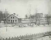 Exteriör. Tvättstugan, Ekensberg och statbyggningen.