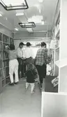 Interiör. Bokbussen. Ambulerande bibliotek.
Personer: okända