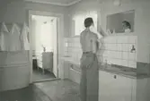 Interiör, tvättrum. Sannolikt från ett bostadshotell (okänt) för unga män,
Personer: okända