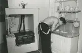 Interiör. Kök med vedspis och tvättho av äldre modell.
Personer: okänd