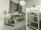 Interiör,barnrum i okänd fastighet. Sannolikt ett radhus. Stilen är av allt att döma från 1960-talet.
Personer: okända