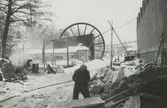 Exteriör. Vattenhjulet.
Personer: okänd