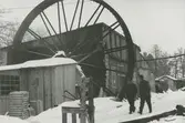 Exteriör. Vattenhjulet.
Personer: okända