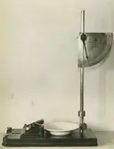 Interiör, Materiallaboratoriet. Pendel för provning av kanthållfastheten hos en tallrik i benporslin.