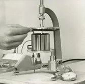 Interiör. Materiallaboratoriet. Utförande av materialtest.