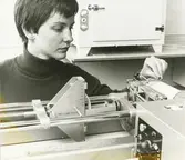 Interiör. Materiallaboratoriet. Utförande av materialtest.
Personer: okänd