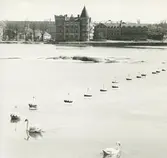 Exteriör. Huvudkontoret/Tornhuset för Gustavsbergs Fabriker AB i fonden vid Gustavsbergs hamn och Farstaviken. I förgrunden emaljerade stålbojar dekorerade med färgade ränder. utlagda på båtklubbens ponton.