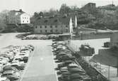 Exteriör. Parkering, hamnen. I bakgrunden Nedre och Övre Stenhusen och Värdshuset.