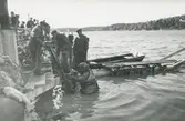 Exteriör. Dykning i samband med muddring för den s.k. Varma rännan i Farstavikens innersta del.. 1945.
Personer: okända