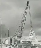 Exteriör. Lossning av krita, troligen utanför Tornhuset (gamla Posten). Lossades från båt, lastades på lastbilar för transport till de s k fickorna bredvid Sanitetsporslinsfabriken.