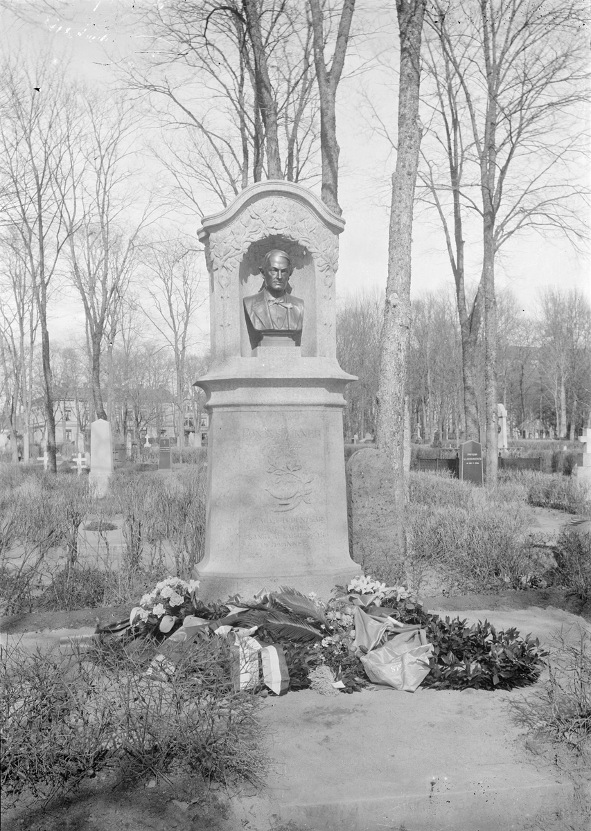 Henri Osti's Fotografiateliér, Pontus Wikners grav, Uppsala gamla kyrkogård, Uppsala före 1914