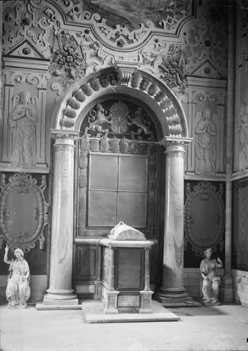 Henri Osti's Fotografiateliér, Drottning Katarina Jagellonicas gravmonumnet, Uppsala domkyrka, Uppsala före 1914