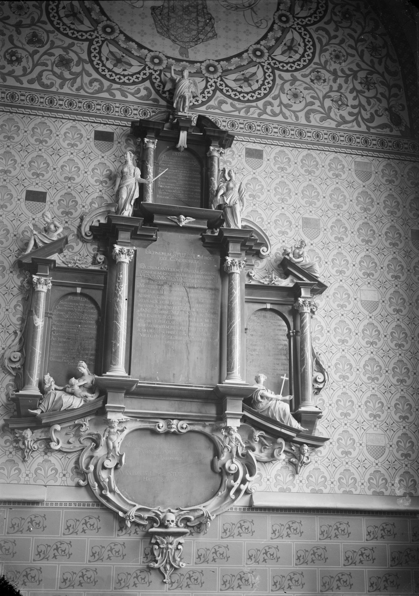 Henri Osti's Fotografiateliér, Epitafium över Svante, Nils och Erik Sture i Sturekoret, Uppsala domkyrka, Uppsala före 1914