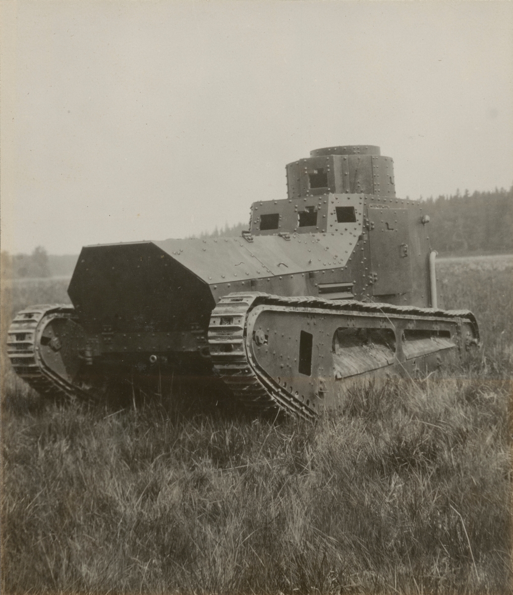 Unknown artist, Fotoalbum innehållande bilder från den första tvååriga stridsvagnskursen vid Göta livgardes stridsvagnsbataljon år 1928-1930. I fotoalbumet förekommer följande fyra namngivna elever; kapten Gösta Bratt Hallands regemente I 16, löjtnant Erik de Mare Dalregementet I 13, löjtnant Per Kellin Södermanla…