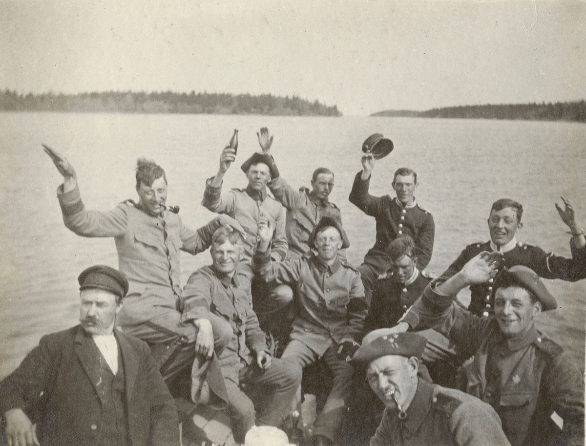 Unknown artist, Fotoalbum innehållande bilder från tiden 1912-1916 föreställande soldatliv vid Göta livgarde I 2.