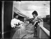 Mamma och moster på balkongen