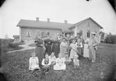 Järnhandlare J L Björkman med familj i trädgården, Uppsala augusti 1894