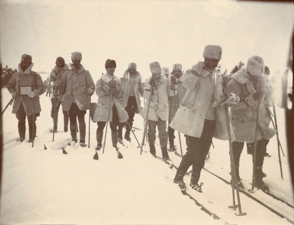 Unknown artist, Photo album containing pictures from Småland’s house regiments K 4 winter exercises in Norrbotten around 1910.
