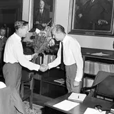 Avtackning. Centrala företagsnämnden.  Genraldirektör Lars Peterson till vänster.