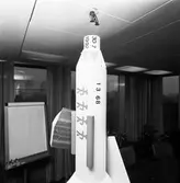 Direktör PA Brommesson uppvaktas av personalen på kontoret, Vasagatan 9, med anledning av hans 10 åriga verksamhet som VD för TR, Trafikrestauranger