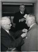 Medaljutdelning till banarbetare Arthur Eriksson och med Generaldirektör Gustaf Dahlbeck i bakgrunden.