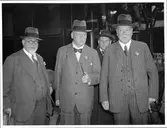 Bild tagen i samband med Julius Dorpmüllers besök i Sverige.  Dorpmüller, längst till höger i bild, var vid tiden för besöket generaldirektör för Deutsche Reichsbahn samt transportminister under den nazistiska riksregeringen. Första från vänster är den dåvarande chefen för järnvägarna i Stettin, Friedrich Lohse. Andra från vänster är Axel Granholm, dåvarande generaldirektör för Statens Järnvägar.