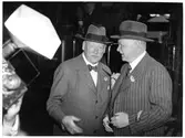 Bild tagen i samband med Julius Dorpmüllers besök i Sverige.  Dorpmüller, till höger i bild, var vid tiden för besöket generaldirektör för Deutsche Reichsbahn samt transportminister under den nazistiska riksregeringen. Till vänster står Axel Granholm, dåvarande generaldirektör för Statens Järnvägar.