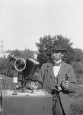 Meteorolog Jonas Westman med meteorologiskt mätinstrument, Uppsala efter 1890