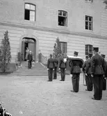 Landshövding Lübecks uppvaktning utanför Gävle slott vid 60-årsdagen.