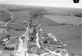 Flygfoto över  Vallåkra och järnvägsstationen.