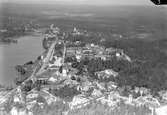 Flygfoto över stationen och samhället.