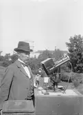 Meteorolog Jonas Westman med meteorologiskt mätinstrument, Uppsala efter 1890