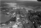 Flygfoto över bruket
Station anlagd 1879. En- och enhalvvånings stationshus i trä. Utbyggnad av två flyglar har företagits senare. Expeditionslokaler och väntsal moderniserades och renoverades 1949