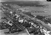 Flygfoto över stationen. Stationen anlades 1862
Gamla stationshuset i trä efter Katrineholmsmodellen har flyttats några hundra meter och blivit bostadshus. 
1886 ett andra stationshus, tvåvånings i sten.Arkitekt: Edelsvärd. K-märkt 1986. Stationen omb. 1928.
Stationen kallades under byggnadstiden ”Sannaskogen”